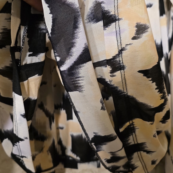 Cabi | Fitted Top | Black and Cream | Floral Long Sleeve | Size M - Picture 3 of 6